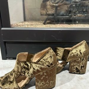 Cabi Green velvet heels